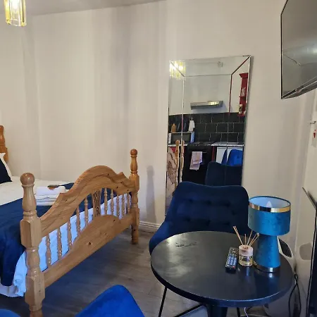 Apartment Ideal For Short - *
